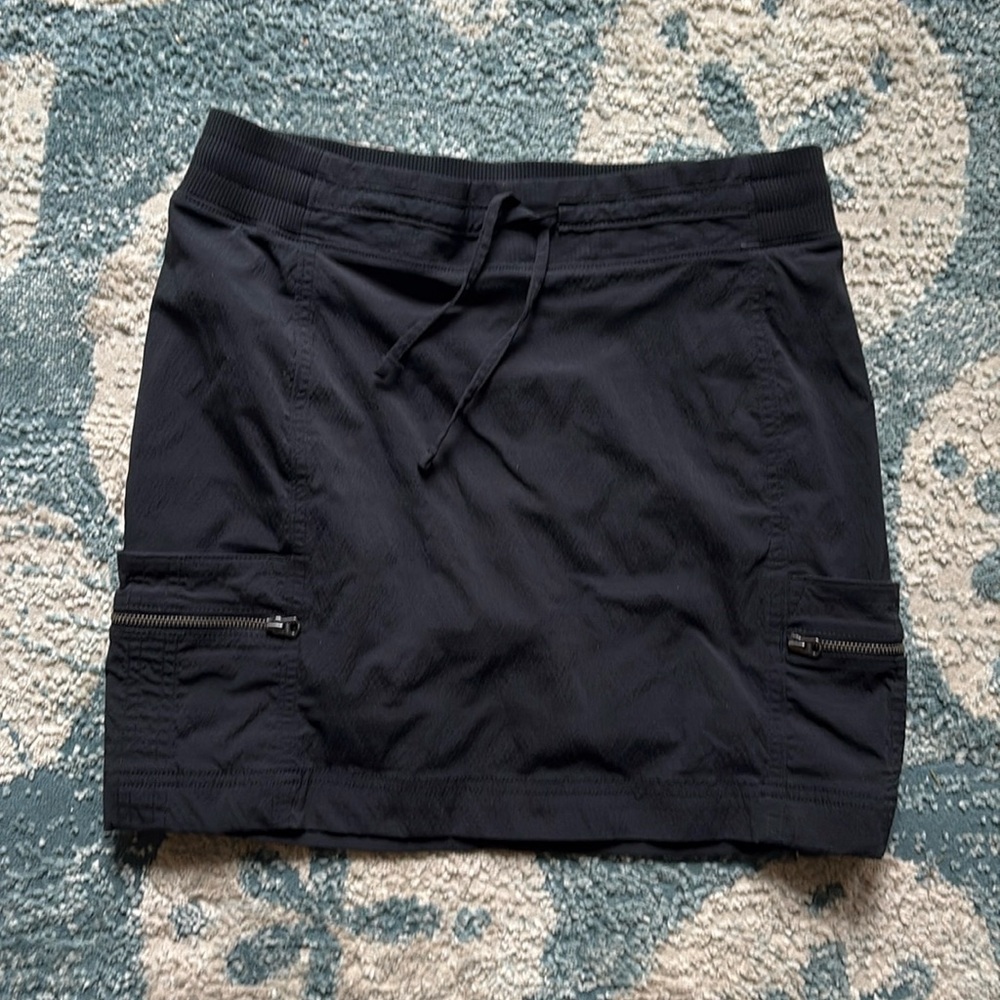 Athleta Size 6 Trekkie Black Pull-On Athletic Skort Zip Pocket